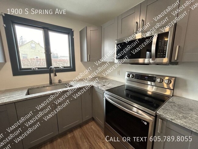 Building Photo - 1900 S Spring Ave