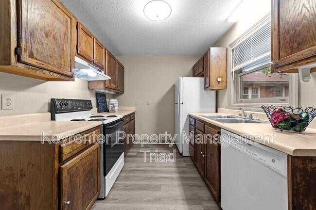 Building Photo - 211 McIver St