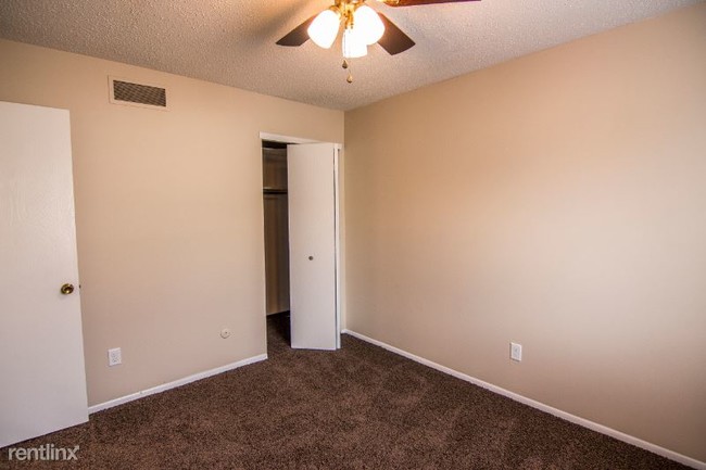 Building Photo - 2 br, 1.5 bath Condo - 207 Peppertree Lane