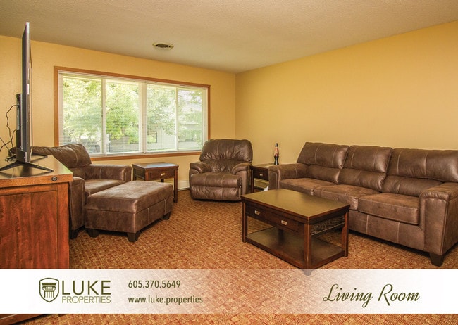 Building Photo - 2 Bedroom Apartment with Attached Garage!