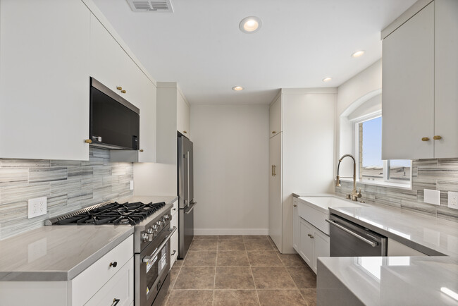 Building Photo - 3307 Highland Ave