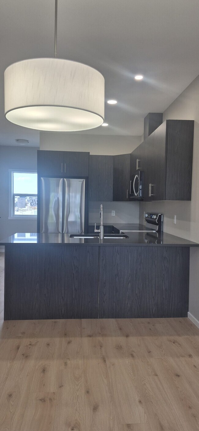 Photo du bâtiment - 1365 Devonshire Dr W