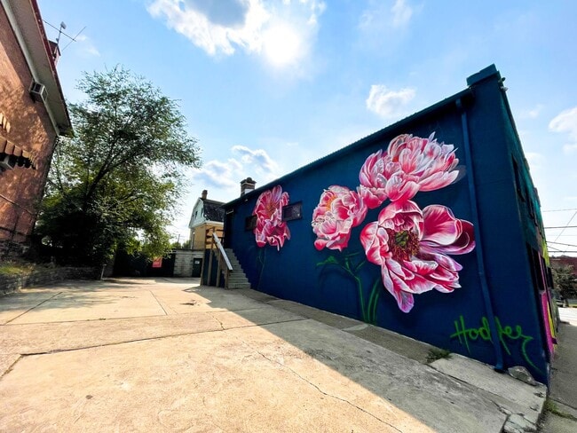 Building Photo - AVAILABLE AUGUST 2026 - Updated 2 Bedroom Apartment Located in the heart of a GREAT Neighborhood