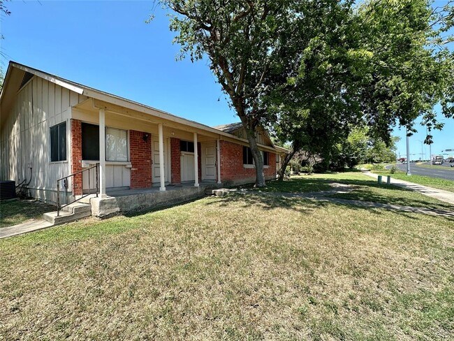 Building Photo - 305 W William Cannon Dr