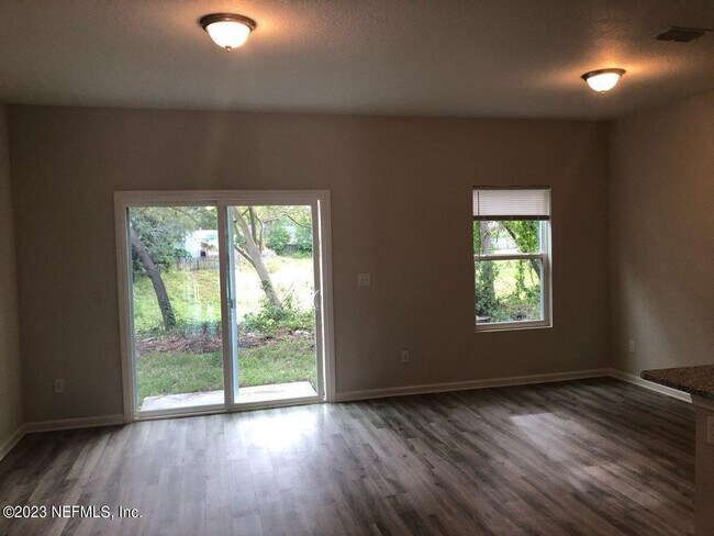 Foto del edificio - 3551 Rain Forest Dr W