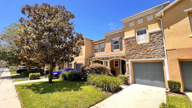 Foto del edificio - Charming 3-Bedroom Townhome in Oviedo – La...
