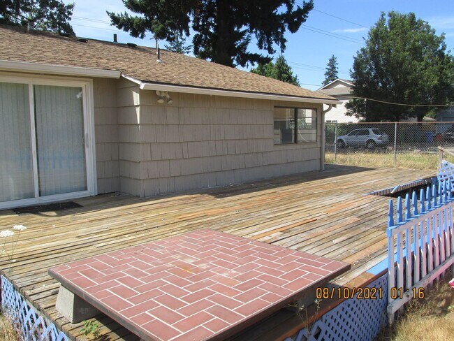 Building Photo - Updated 2 bedroom on a huge lot, with gara...