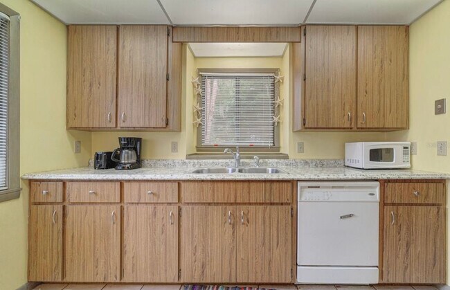 Building Photo - 801 N Clake Ave