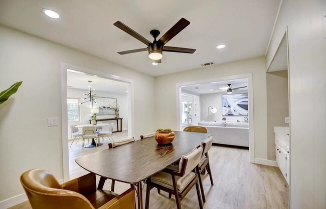 Building Photo - "Charming 1-Bed Retreat with Hardwood Floo...