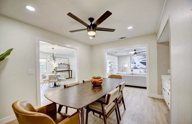 Foto del edificio - "Charming 1-Bed Retreat with Hardwood Floo...