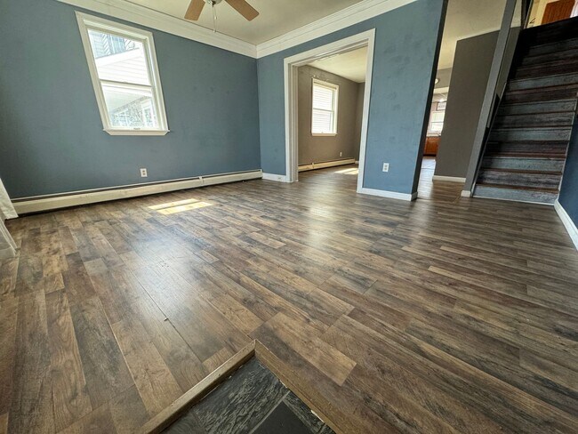 Building Photo - THREE BEDROOM/ONE BATH TWIN