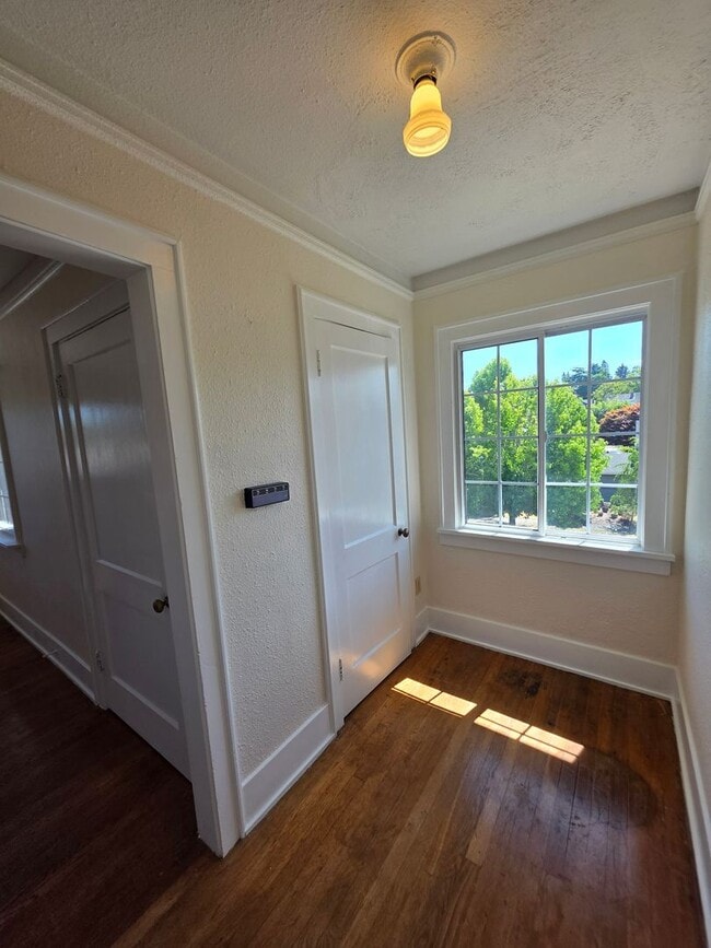 Building Photo - Large 1 bedroom Historic condo - Top Floor unit with a charming interior-  Available now!