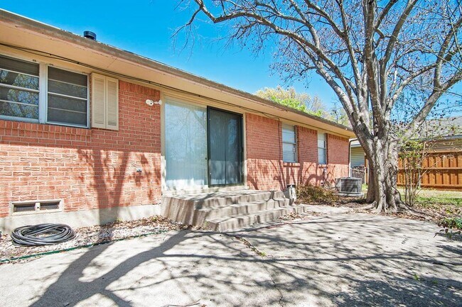 Building Photo - 3222 Latham Dr