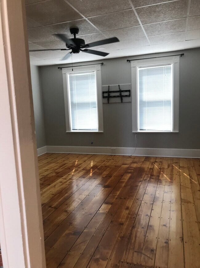 Building Photo - 227 Cartier St