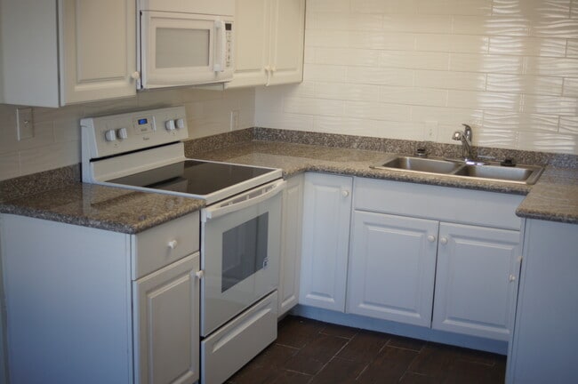 Remodeled kitchen with New Appliances - 6213 Smoke Ranch Rd