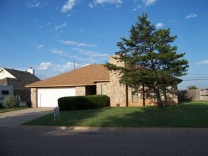 Building Photo - 6209 Live Oak Trail