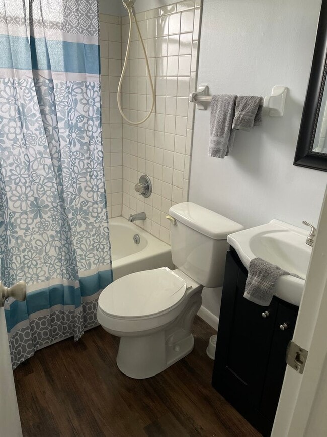 Building Photo - Refreshed 2/2 within walking distance to park