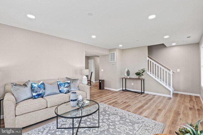 Foto del edificio - 22802 Lawrence Ave