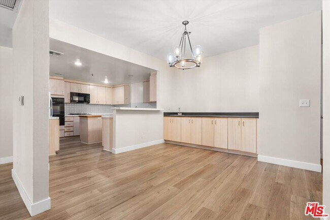 Building Photo - 5350 White Oak Ave