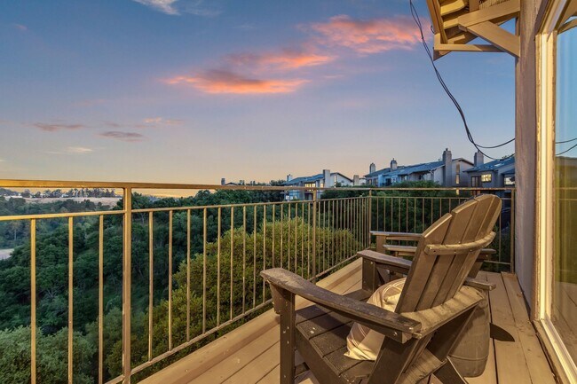 Foto del edificio - Spacious 4-Story Townhouse with Panoramic ...