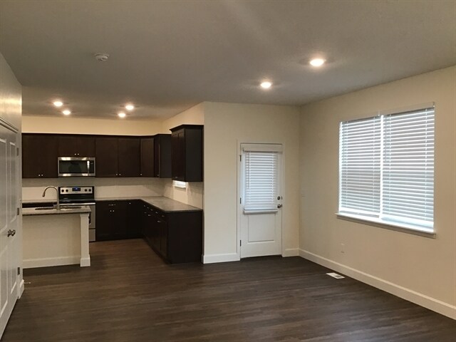 Building Photo - 2401 E Wild Horse Way