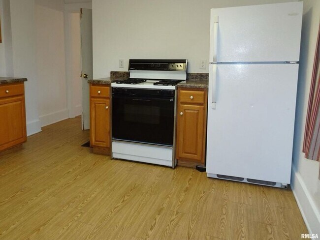 Building Photo - 2 Bedroom Duplex in Moline