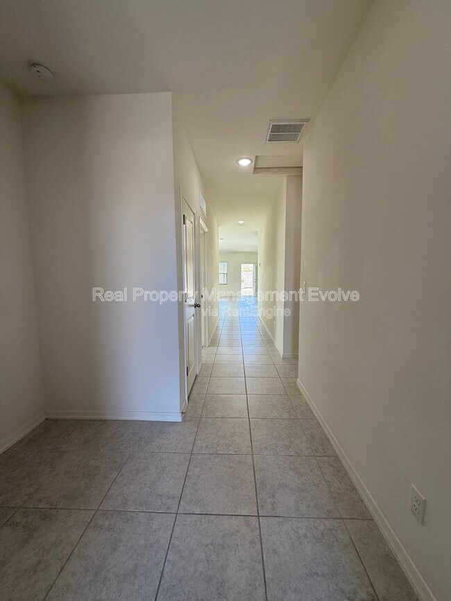 Foto del edificio - 4710 N 194th Dr