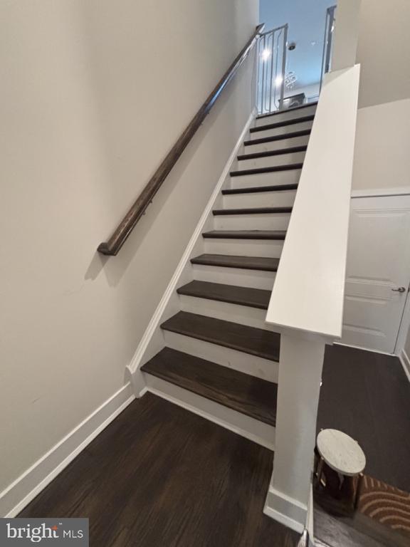 Building Photo - 983 Skylar Ct.