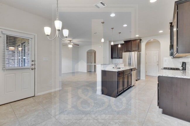 Foto del edificio - 2214 S Lakeline Blvd