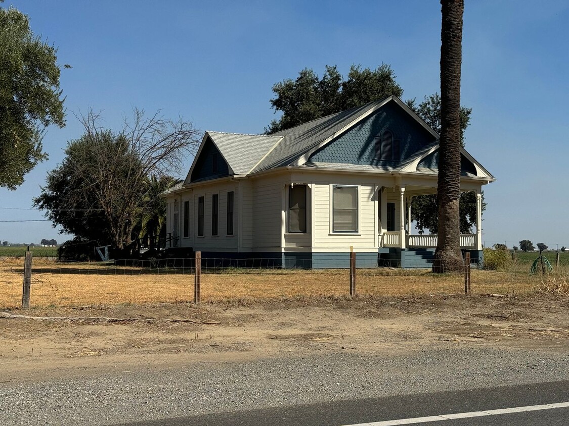 Primary Photo - "Charming 2-Bedroom Country Cottage with P...