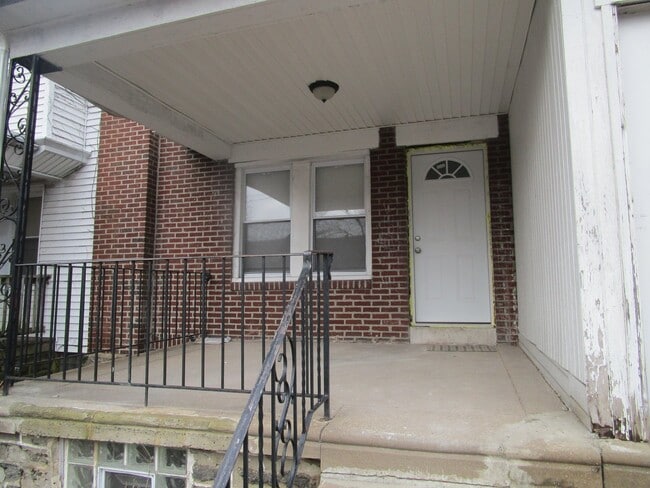Building Photo - Spacious Front-Porch Row - Oak Lane