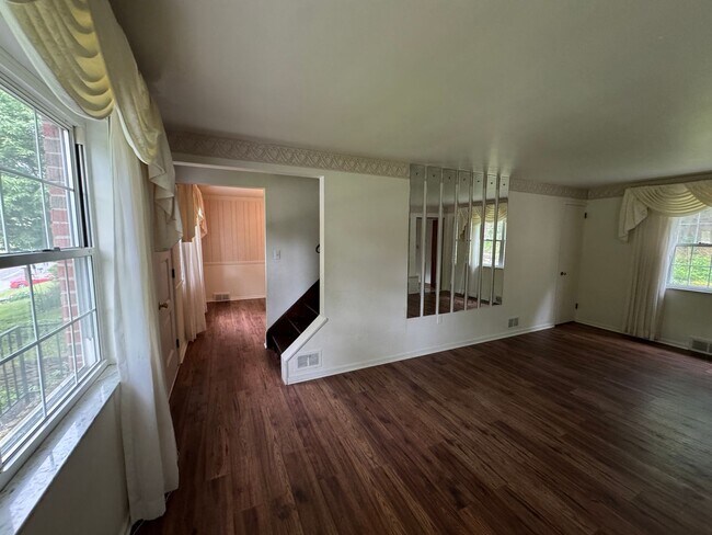 Foto del edificio - Available NOW! 4 Bed 2 Full Bath House