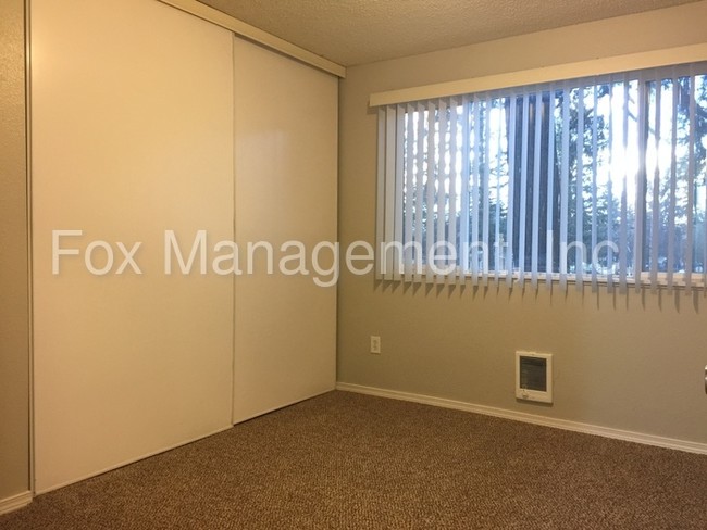 Building Photo - 17712 NE Glisan St