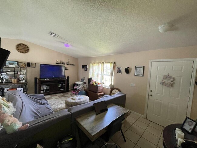 Foto del edificio - 724 Versailles Lane