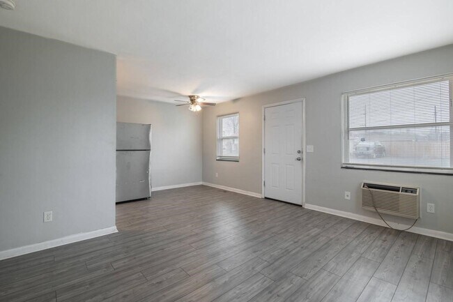 Building Photo - 446 E Siebenthaler Ave