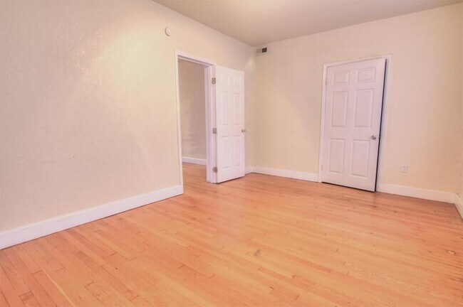 Foto del edificio - 4077 S Grand Blvd