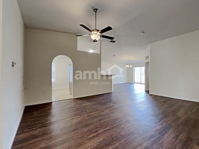Foto del edificio - 5251 Silver Thistle Ln