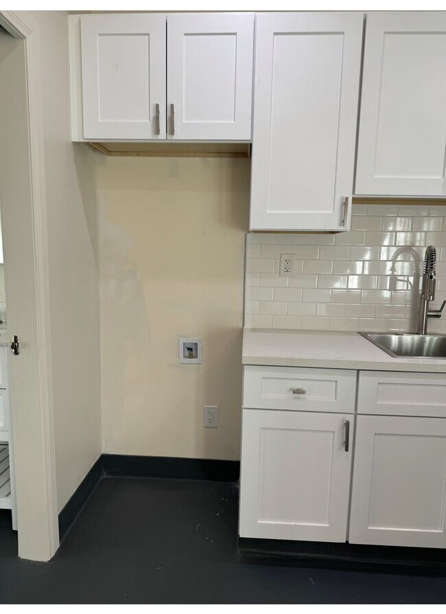 Building Photo - Attention renters!