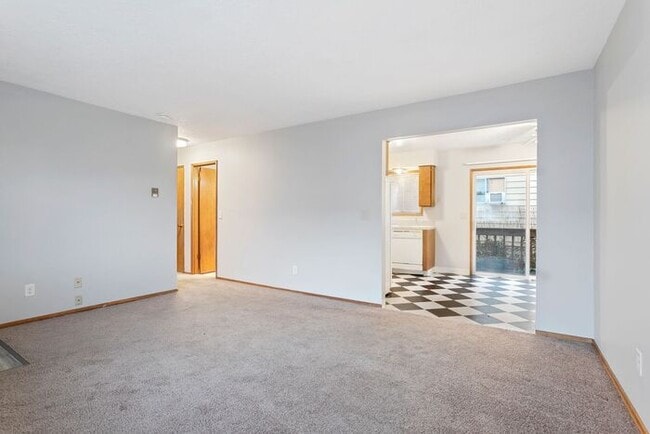Foto del edificio - Remodeled 2 bedroom across from Providence...