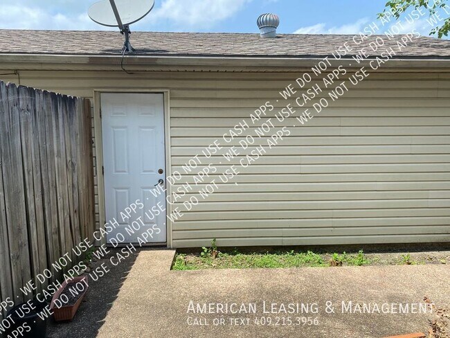 Building Photo - Great Townhome in Beaumont's West End!