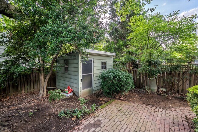 Foto del edificio - Beautiful And Classic 3 Bedroom 2.5 Bathroom Cape Cod In Much Sought After Country Club Community