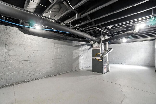 Foto del edificio - 887-889 E Livingston Ave