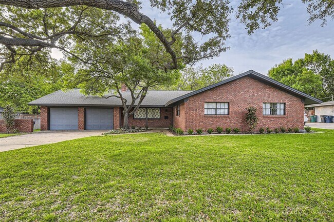 Foto del edificio - QUAINT RANCH STYLE HOME IN OVERTON PARK!