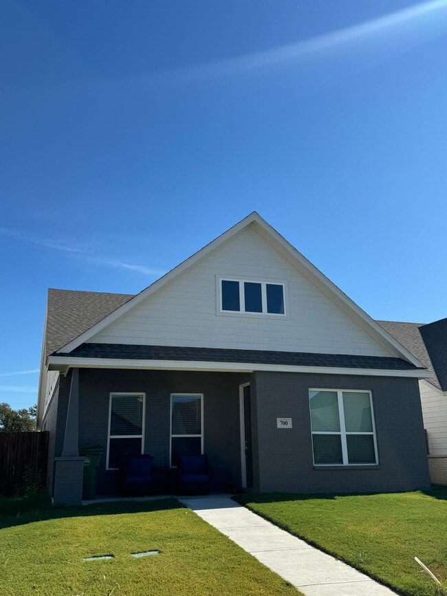 Building Photo - 700 The Cottages