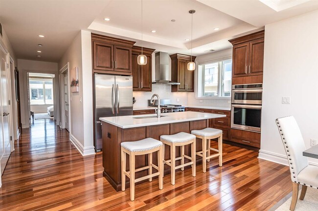 Building Photo - 250 Henley Pl