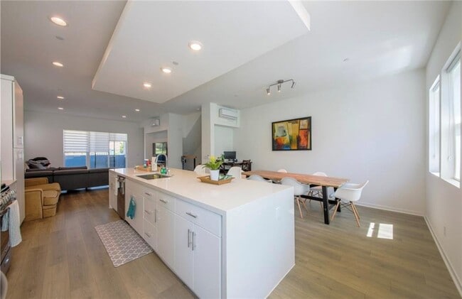 Building Photo - 430 W Central Ave