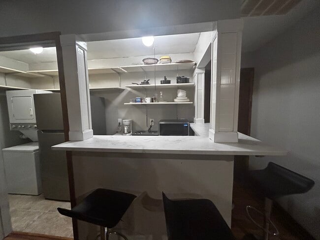 Kitchen bar - 2063 Newhaven Dr