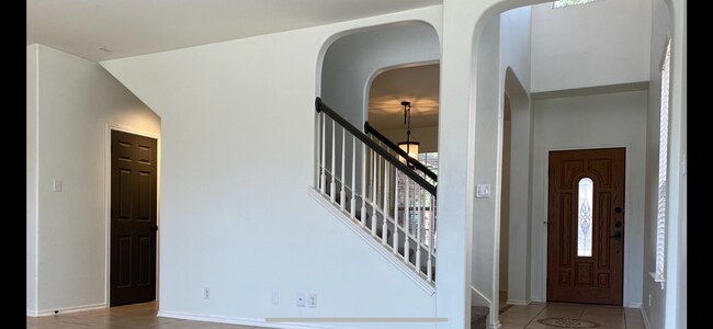 Foto del edificio - Spacious Three-Bedroom Home in Great Locat...