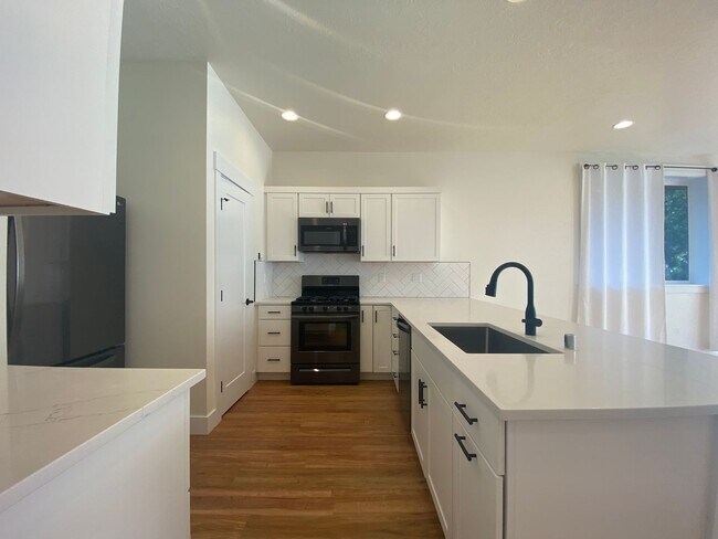 Building Photo - Mead School District-Upper unit Duplex 3 beds,2 bath Available June 1st.