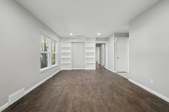Building Photo - 2319 Glengariff Dr